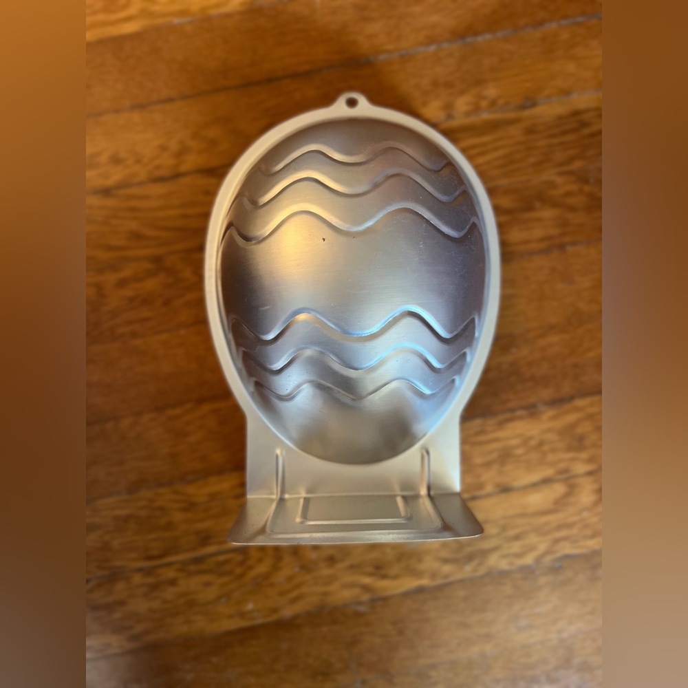 Wilton Vintage Egg-Shaped Cake Pan with Decorative Insert - Picture 2 of 2